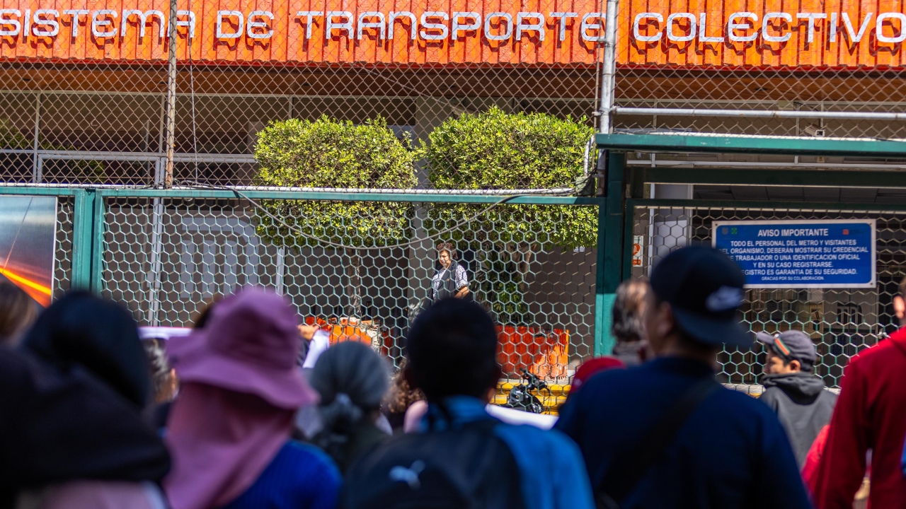 Foto: Miguel Martínez/ Se reunieron al exterior de las oficinas centrales del STC Metro.