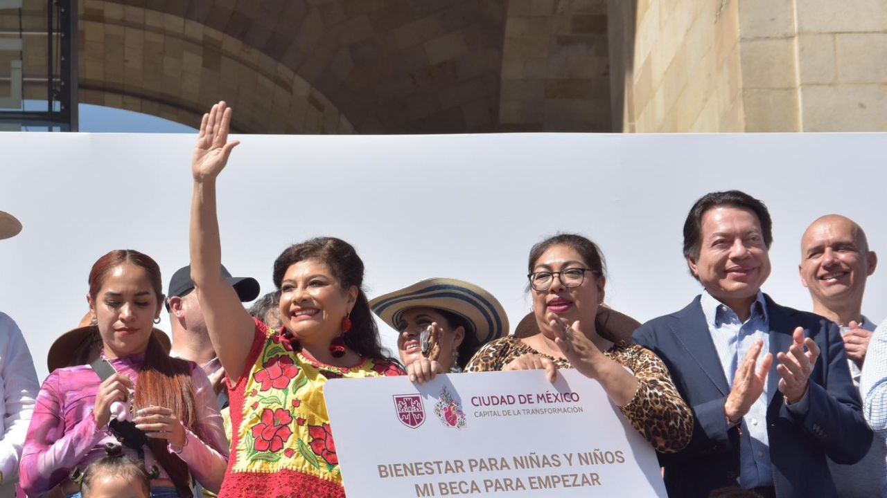 Clara Brugada, Jefa de Gobierno de la CDMX arrancando el programa de becas a estudiantes.