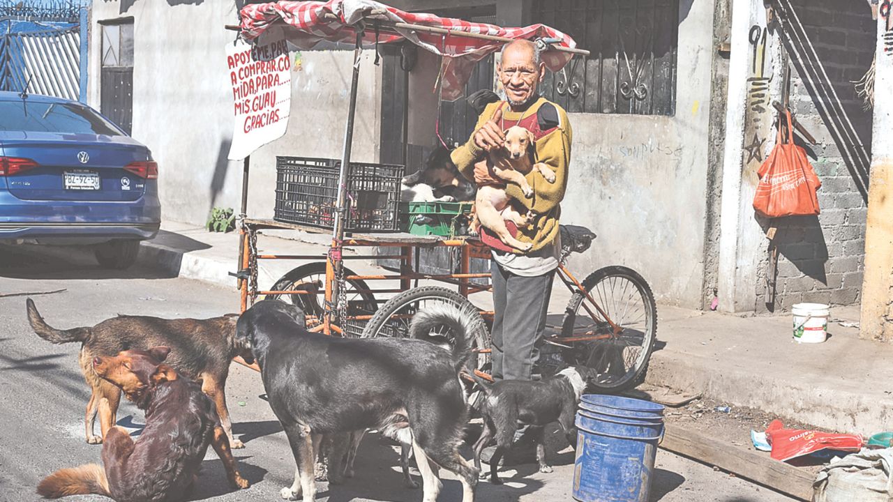 Camilo, en sus recorridos por las calles, agradece las monedas, billetes o costales de croquetas