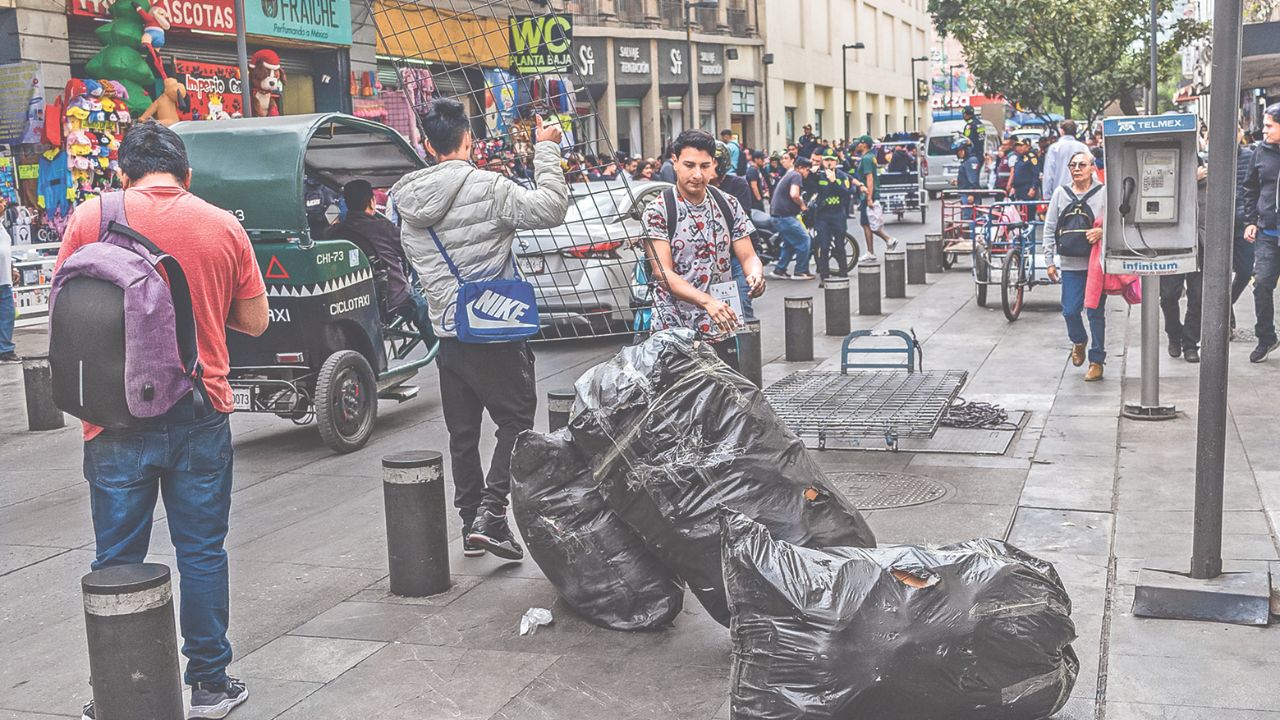 Durante las acciones del retiro de ambulantes y patrullaje en el primer cuadro de la ciudad estuvieron elementos de la Marina.