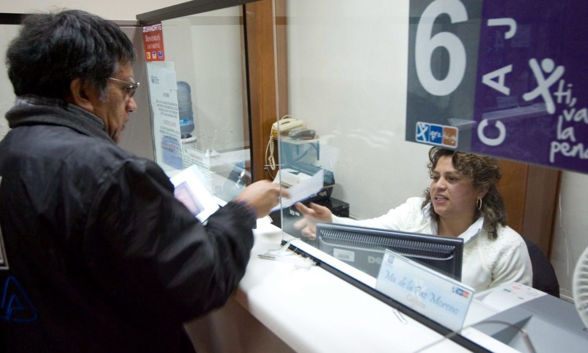 Un contribuyente realiza el pago del predial.