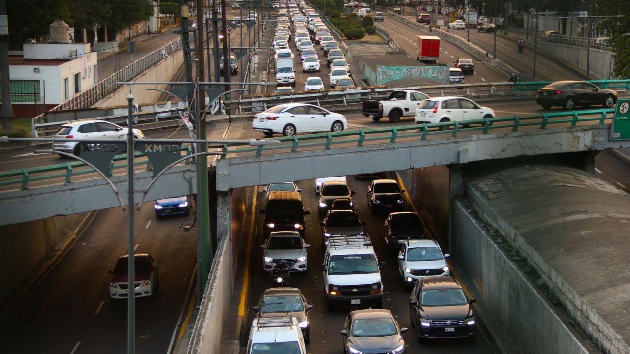 Un hombre de 68 años falleció de un posible infarto mientras conducía sobre viaducto en camino a un hospital para ser atendido.