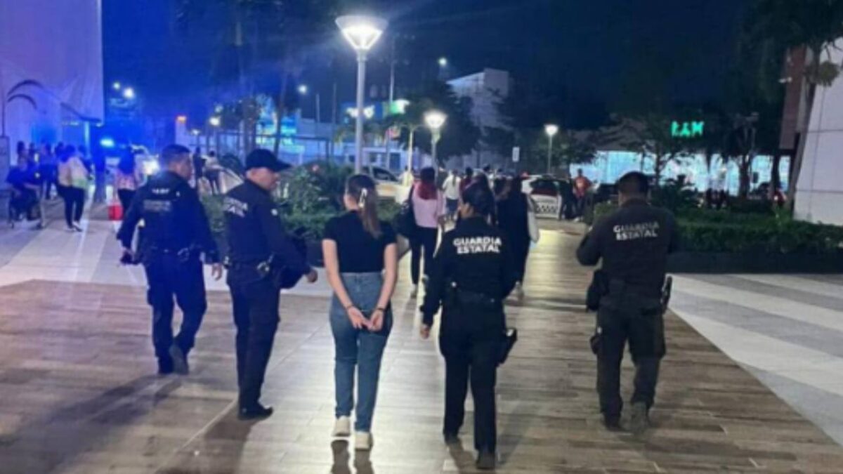 Elementos de la Guardia Estatal detuvieron a la joven y la trasladaron a la barandilla municipal, donde quedó detenida.