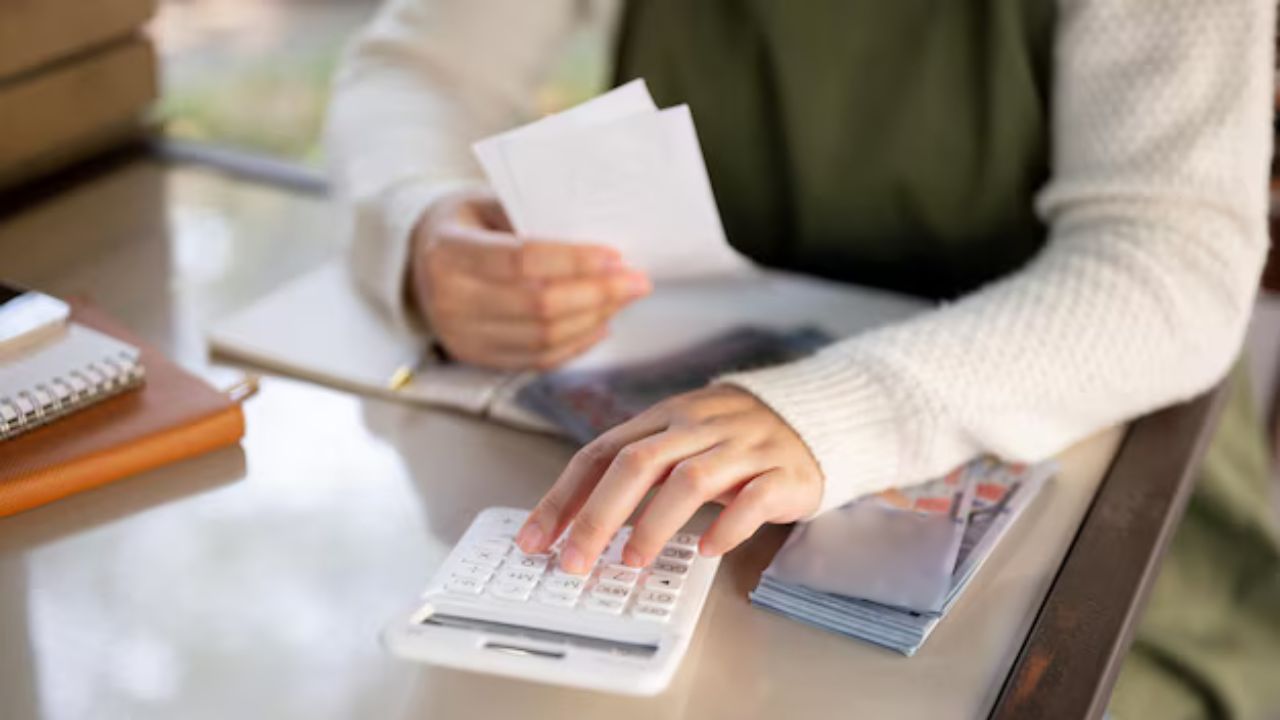 Empleador haciendo cálculos para definir el Impuesto Sobre Nómina