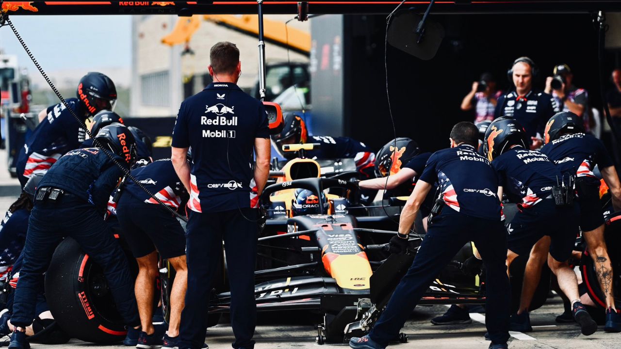 Checo Pérez entrando a pits en una de sus carreras en la Fórmula 1 