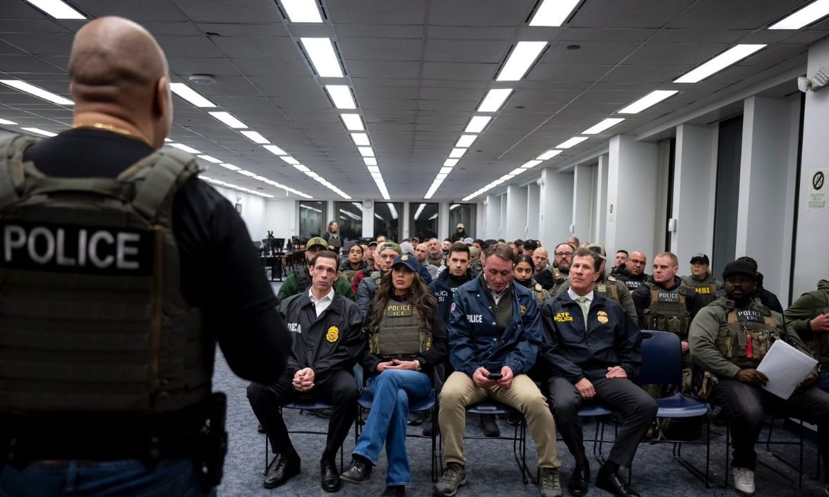 Secretaria de Seguridad Nacional de EU lidera operativos en Nueva York, ciudad santuario, mientras el miedo a las redadas migratorias