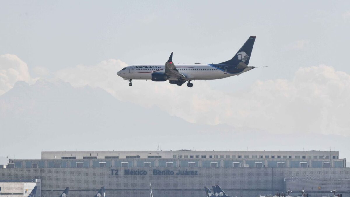 Avión sobre el Aeropuerto Internacional de la Ciudad de México (AICM).