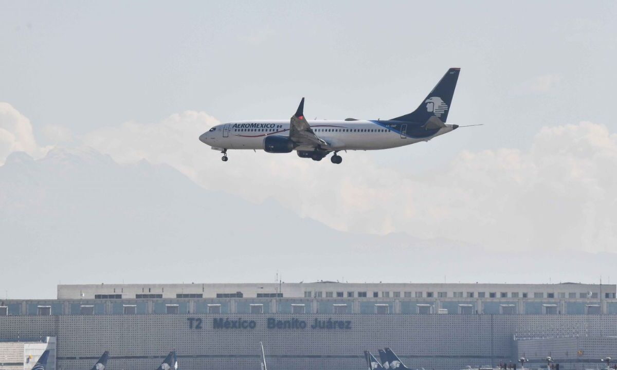 Avión sobre el Aeropuerto Internacional de la Ciudad de México (AICM).