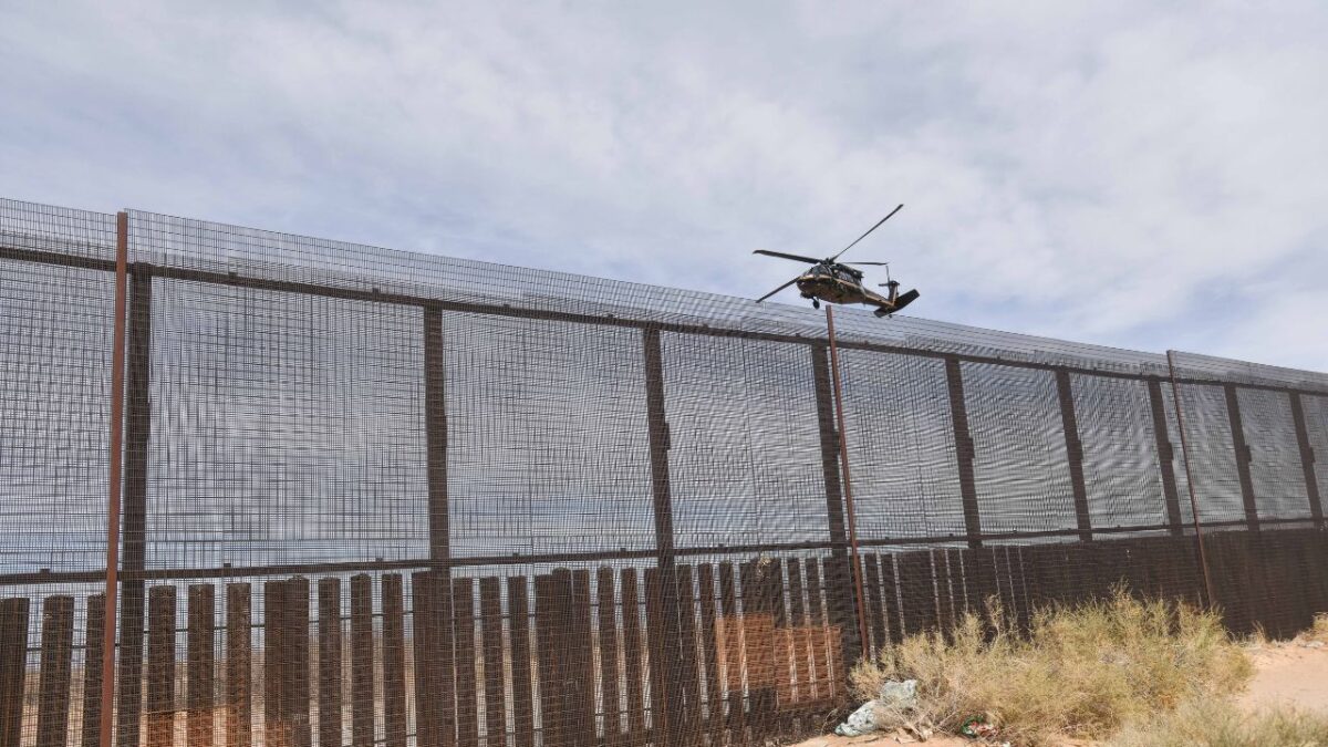 En la zona de Ciudad Juárez, la Patrulla Fronteriza y el estado de Texas reforzaron la presencia de helicópteros y vehículos para impedir el paso de migrantes.