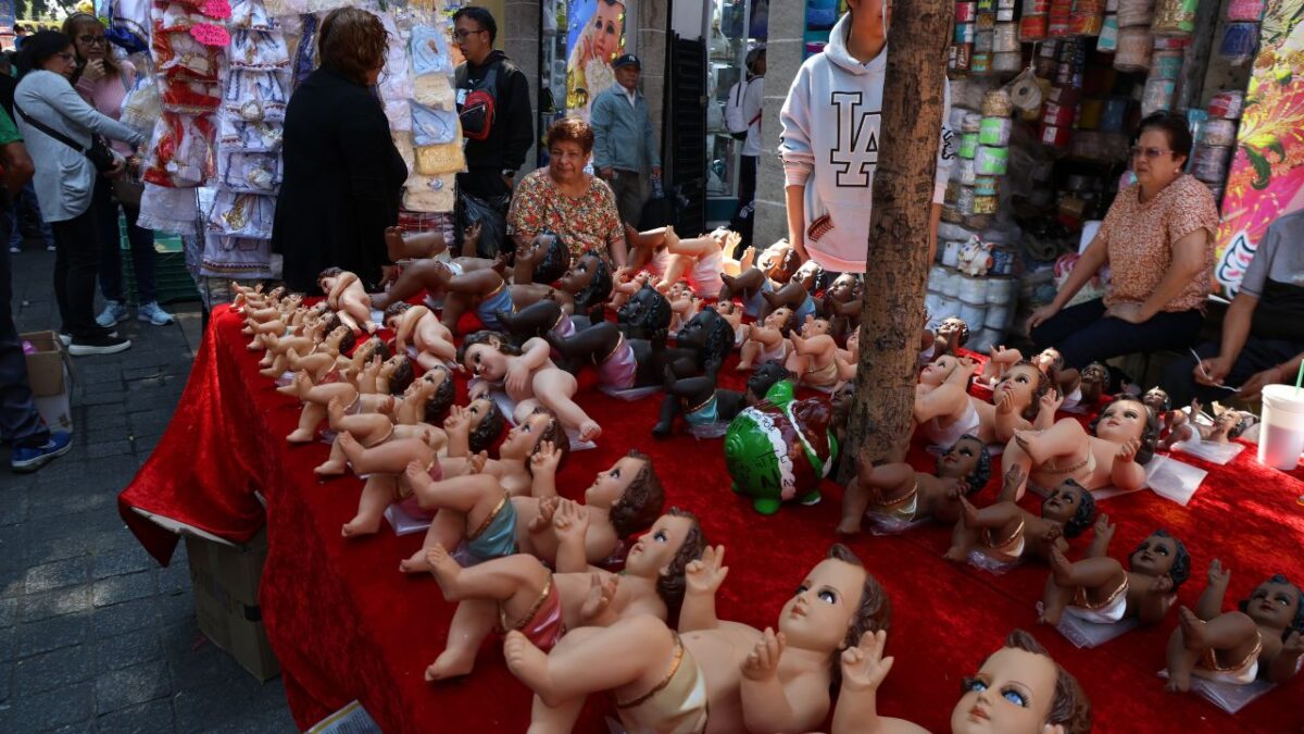 Fieles recorren los distintos puestos para comprar el ropaje para sus imágenes; otros, buscan una figura para que sea bendecida en la Iglesia; también se observa la labor de artesanos que reparan y fabrican a los Niños Dios.