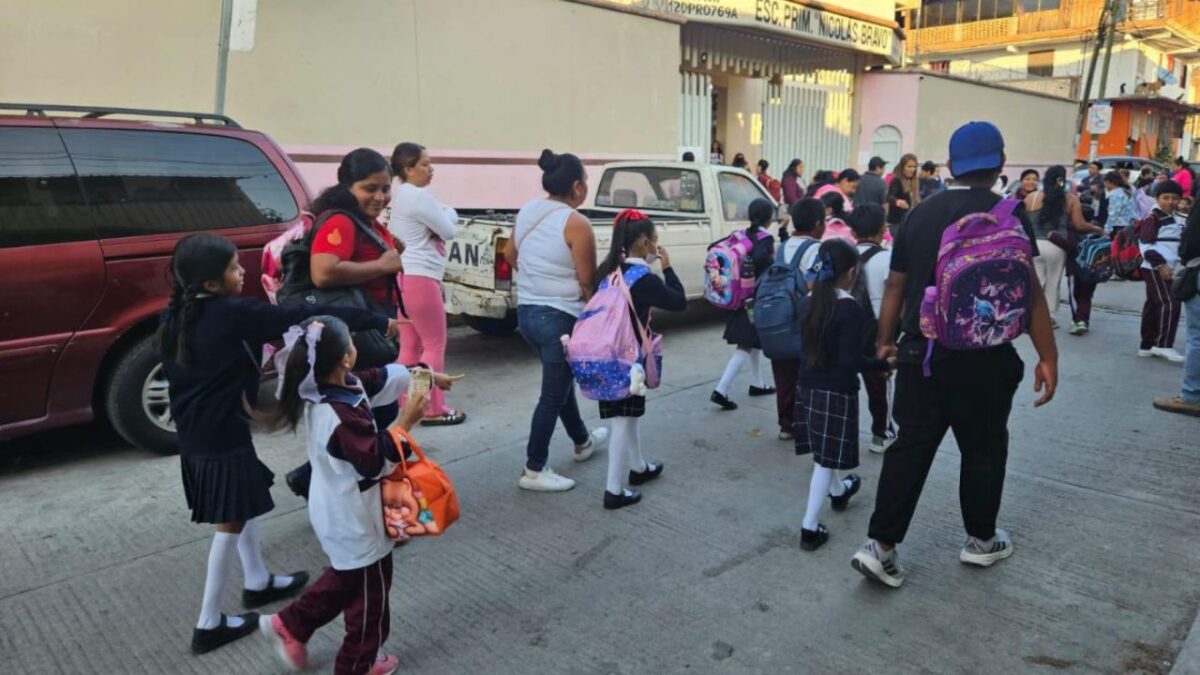 Alumnos, padres de familia y maestros esperaban que el plantel estuviera resguardado, pero no fue así.