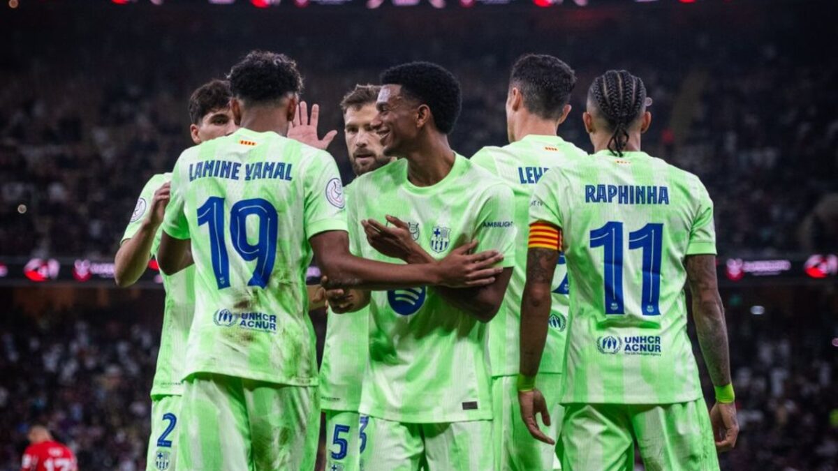 Barcelona, ganador de la edición del 2023, tendrá este domingo la posibilidad de extender su jerarquía en este trofeo específico, al contar con 14 títulos como el equipo ibérico más ganador del mismo, seguido por el Real Madrid con 13 copas conquistadas.
