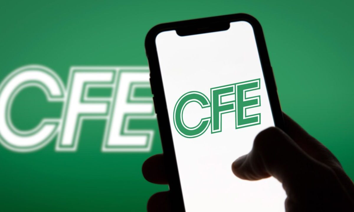 Logo de la CFE en celular en mano y de fondo.