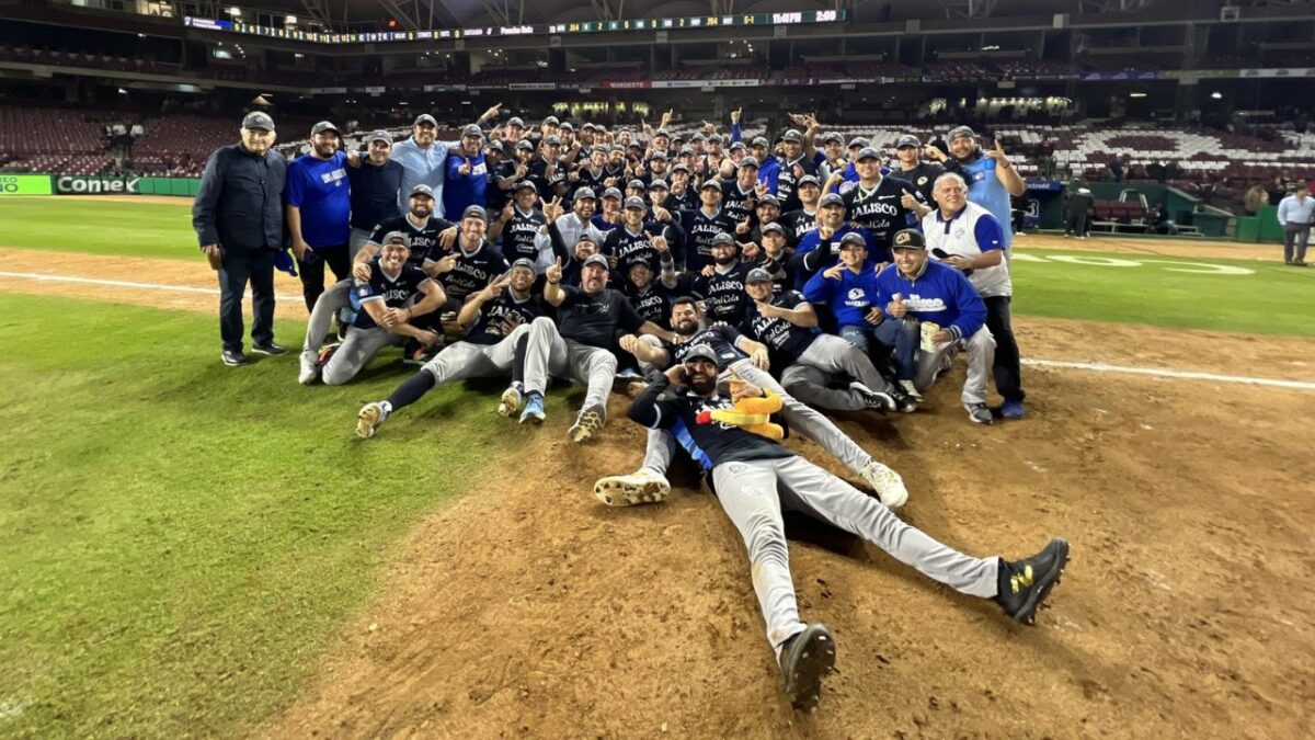 Charros de Jalisco celebrando.