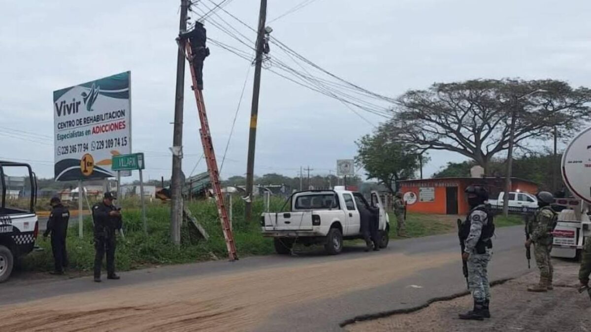 Con apoyo de policías estatales y municipales, las fuerzas armadas desinstalaron las cámaras de videovigilancia, en Veracruz.