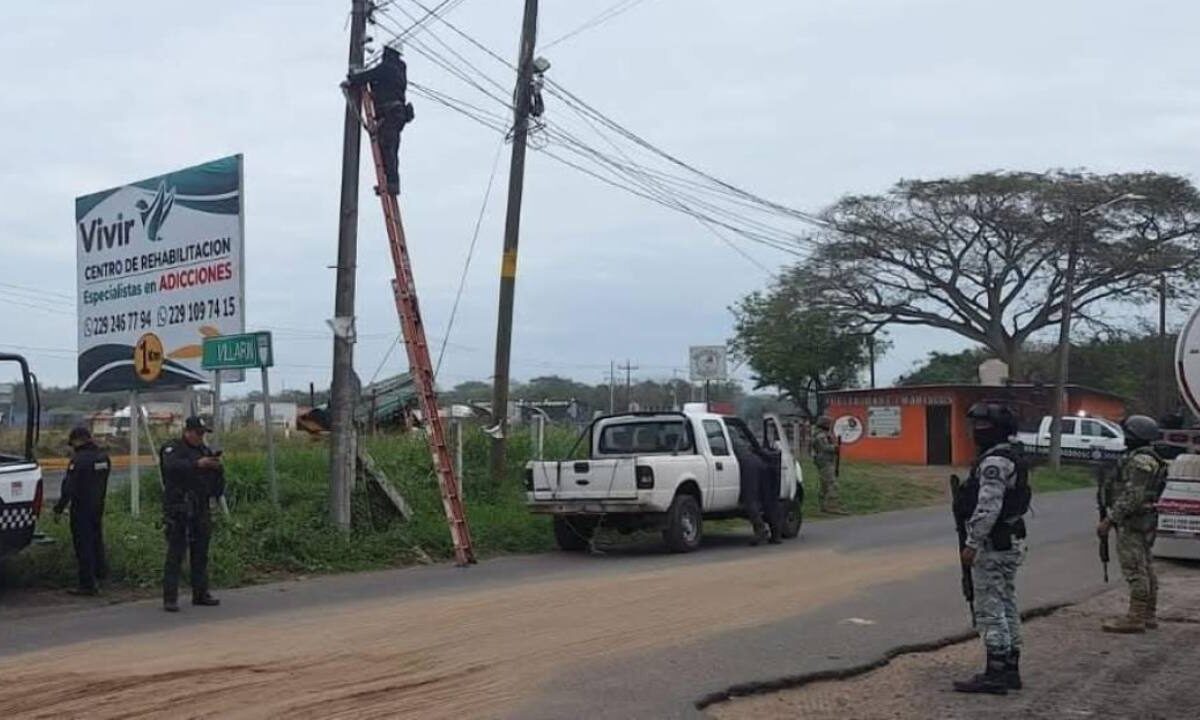 Con apoyo de policías estatales y municipales, las fuerzas armadas desinstalaron las cámaras de videovigilancia, en Veracruz.