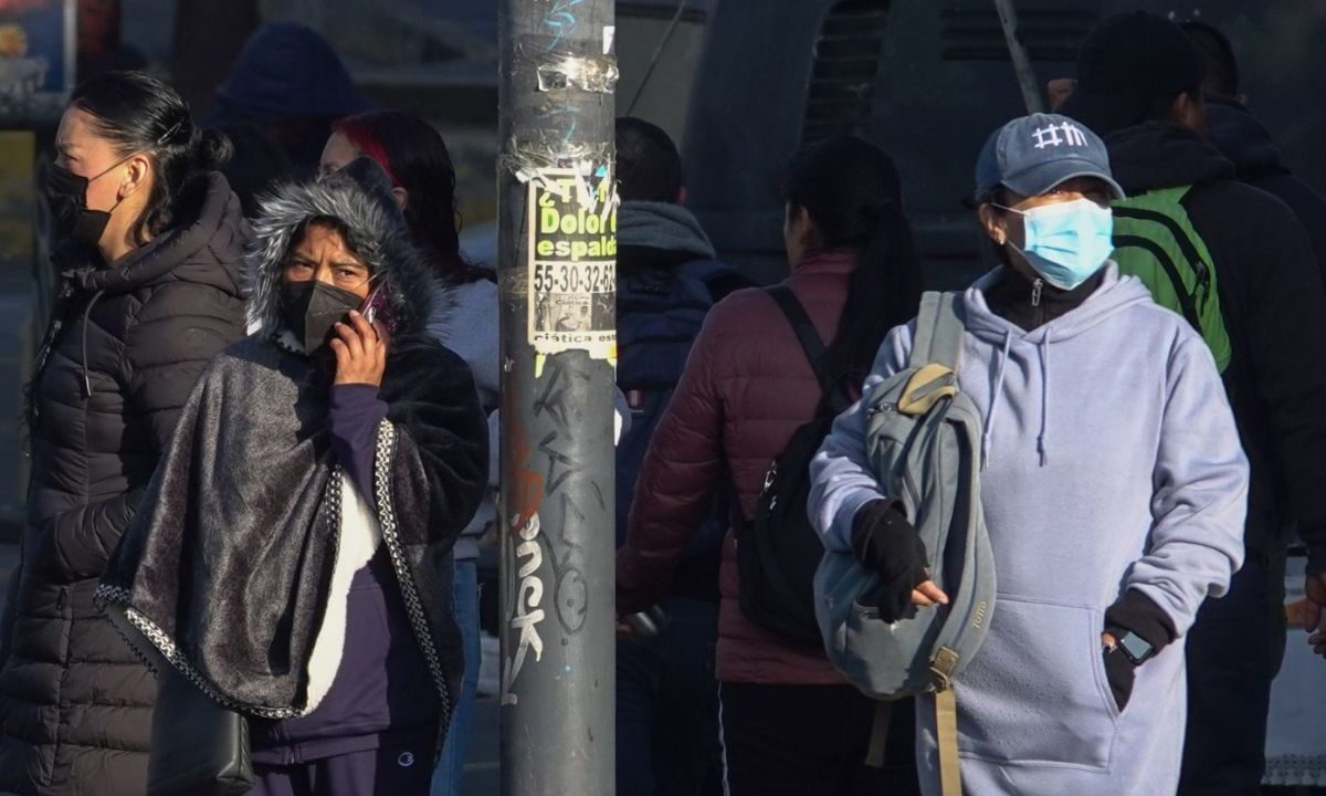 Las personas salen bien abrigadas ante el frío que se siente por las mañanas en diversas partes de la capital y ha originado la activación de la alerta amarilla