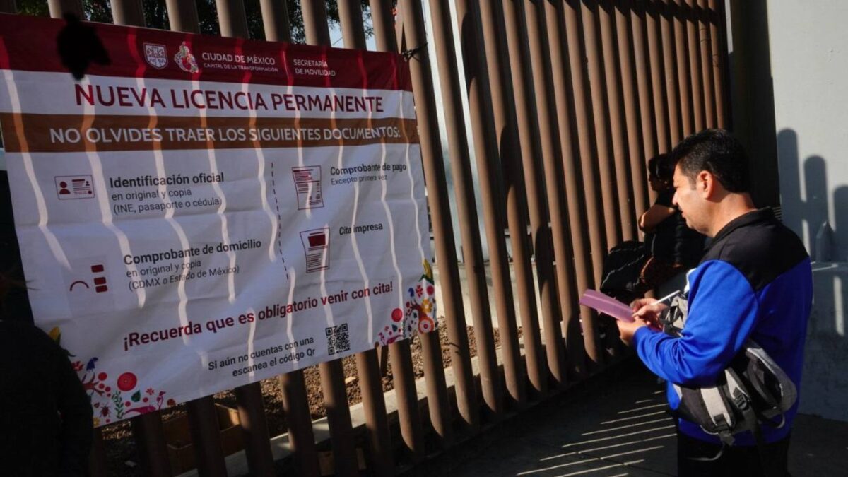 El requisito principal es aprobar el examen teórico y pagar la cuota de 1,500 pesos