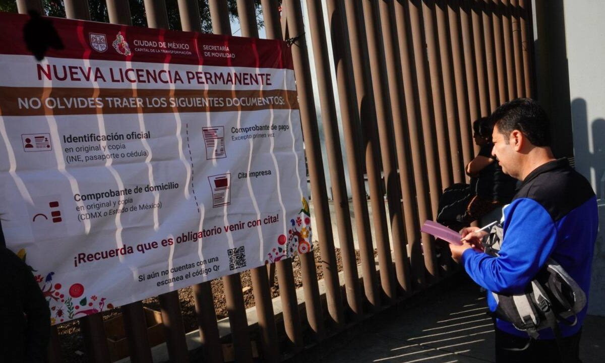 El requisito principal es aprobar el examen teórico y pagar la cuota de 1,500 pesos