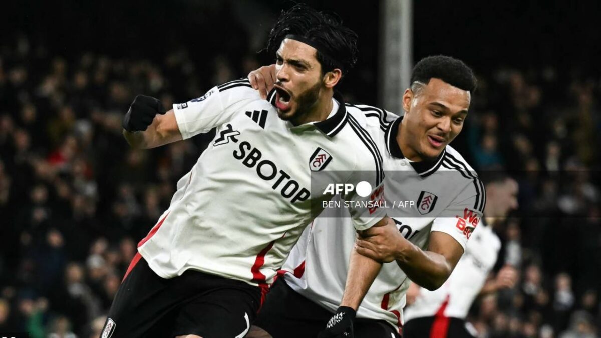 El delantero Raúl Jiménez apoyó en el triunfo de su equipo ante el Leicester City.