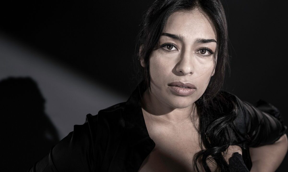 La actriz Adriana Paz suma un nuevo proyecto llamado Arillo de Hombre Muerto, el cual es protagonizado por ella y llegará a los cines el próximo 20 de marzo.