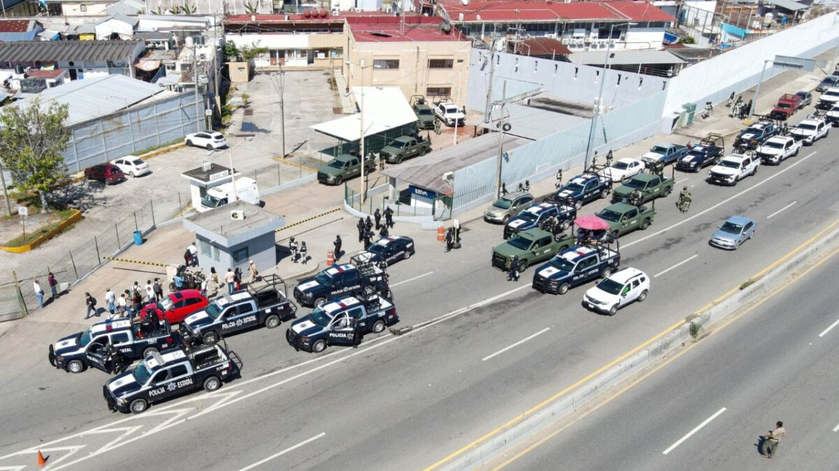 Policía estatal y Guardia Nacional establecieron un perímetro de seguridad. 