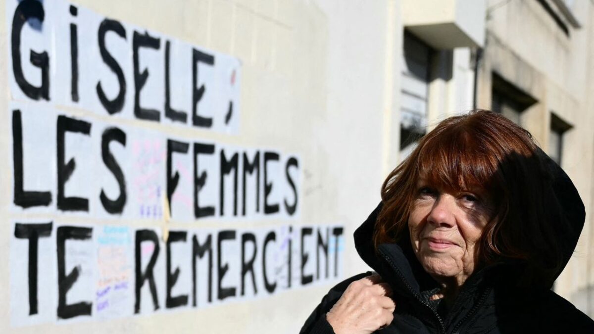 Gisele Pelicot reacciona junto a un collage que dice "Gisele, las mujeres te agradecen" tras llegar al juicio de su expareja Dominique Pelicot
