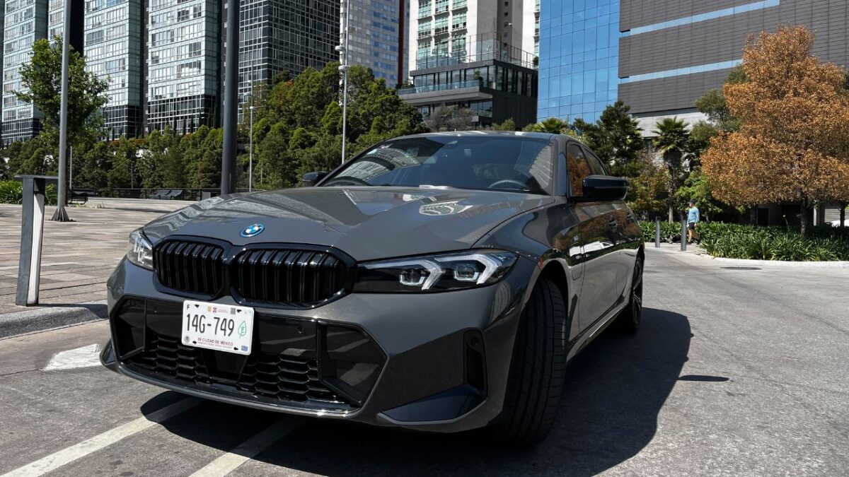 BMW 330e es un vehículo que tiene grandes cualidades y una de ellas, es que es un auto híbrido enchufable de la marca