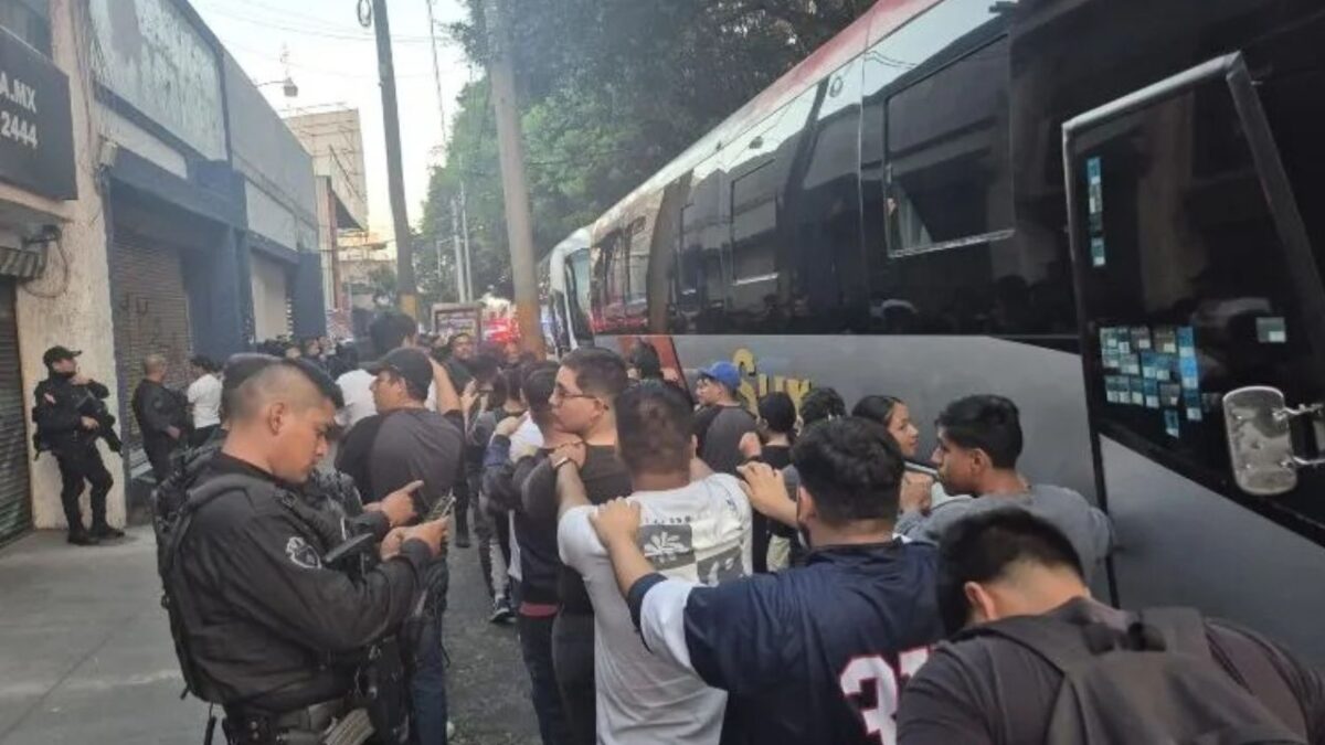 Normalistas secuestran camiones que trasladaban a migrantes a Guadalajara.