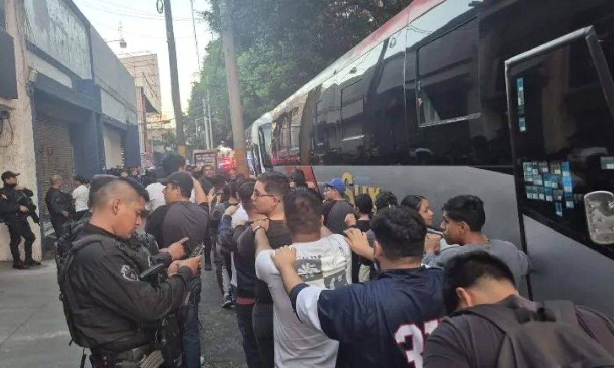 Normalistas secuestran camiones que trasladaban a migrantes a Guadalajara.