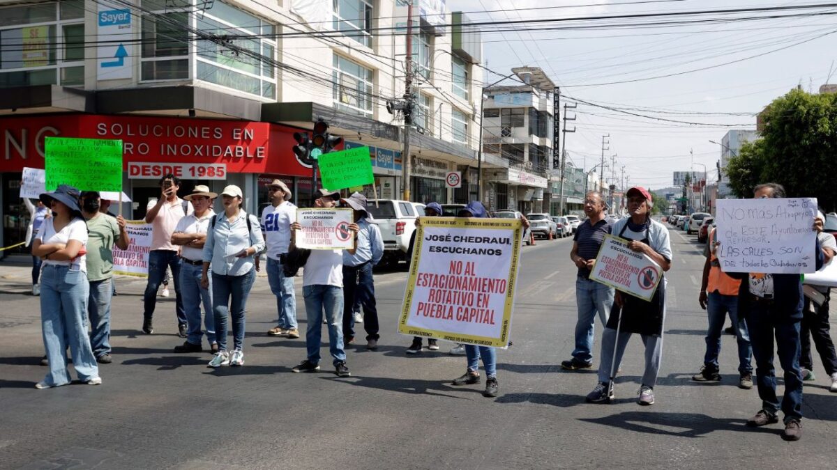 El grupo vecinal inconforme se manifestó con pancartas en las calles céntricas de la colonia Chulavista, pues aseguran que el cabildo no les notificó previamente de la medida y esto les ocasionará pérdidas económicas. 