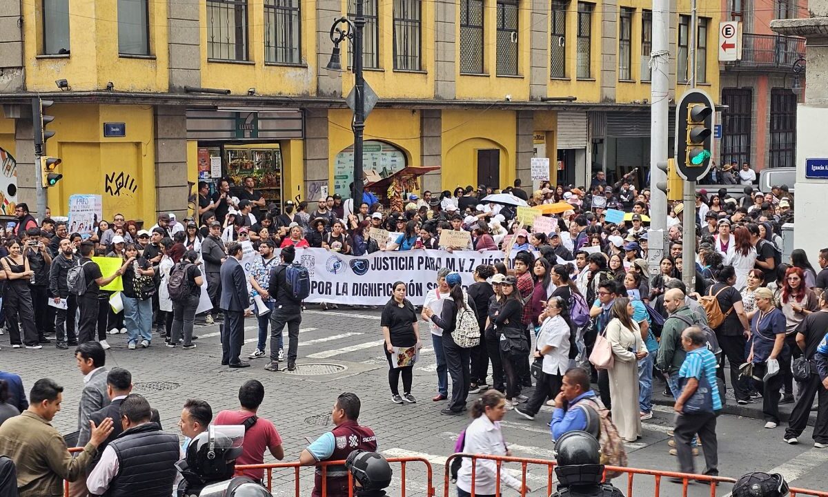 Veterinarios realizan protesta por el asesinato de Héctor Hernández en Tultepec, Estado de México