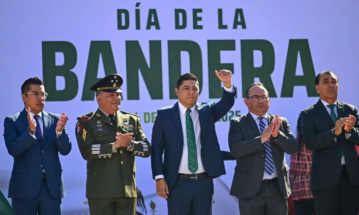 Gallardo Cardona invitó a las y los estudiantes a mirar a su Bandera con orgullo, porque representa la grandeza de México