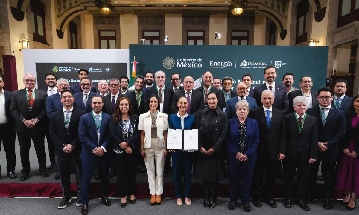 Sheinbaum firma acuerdo con gasolineros para que Magna no cueste más de 24 pesos