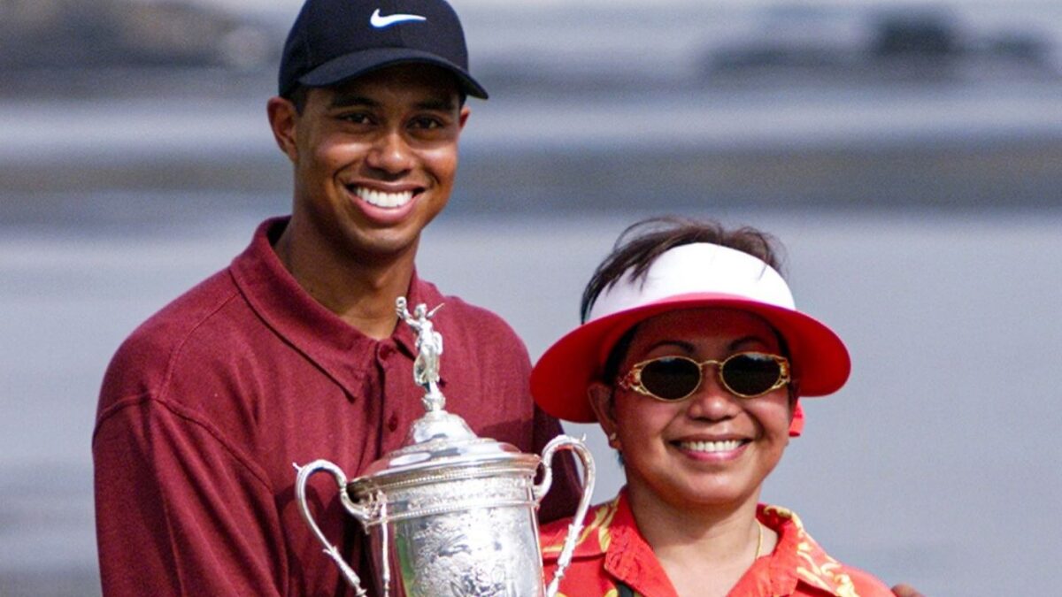 El golfista Tiger Woods y su madre, Kultida Woods.