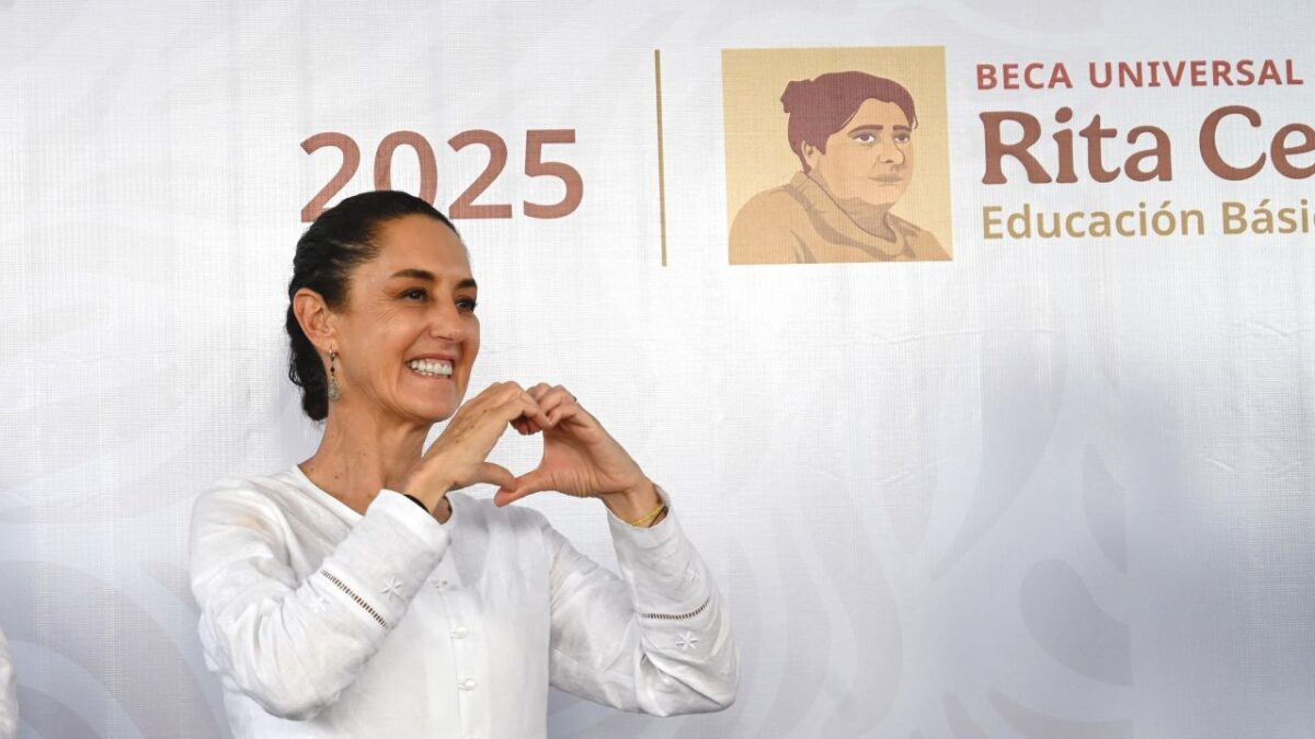 La presidenta Claudia Sheinbaum asistió a una asamblea en una secundaria de Veracruz para entregar tarjetas de la Beca Rita Cetina.