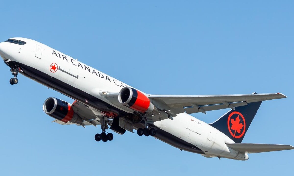 Avión de Air Canada sufre falla mecánica y aterriza de emergencia en Cancún.