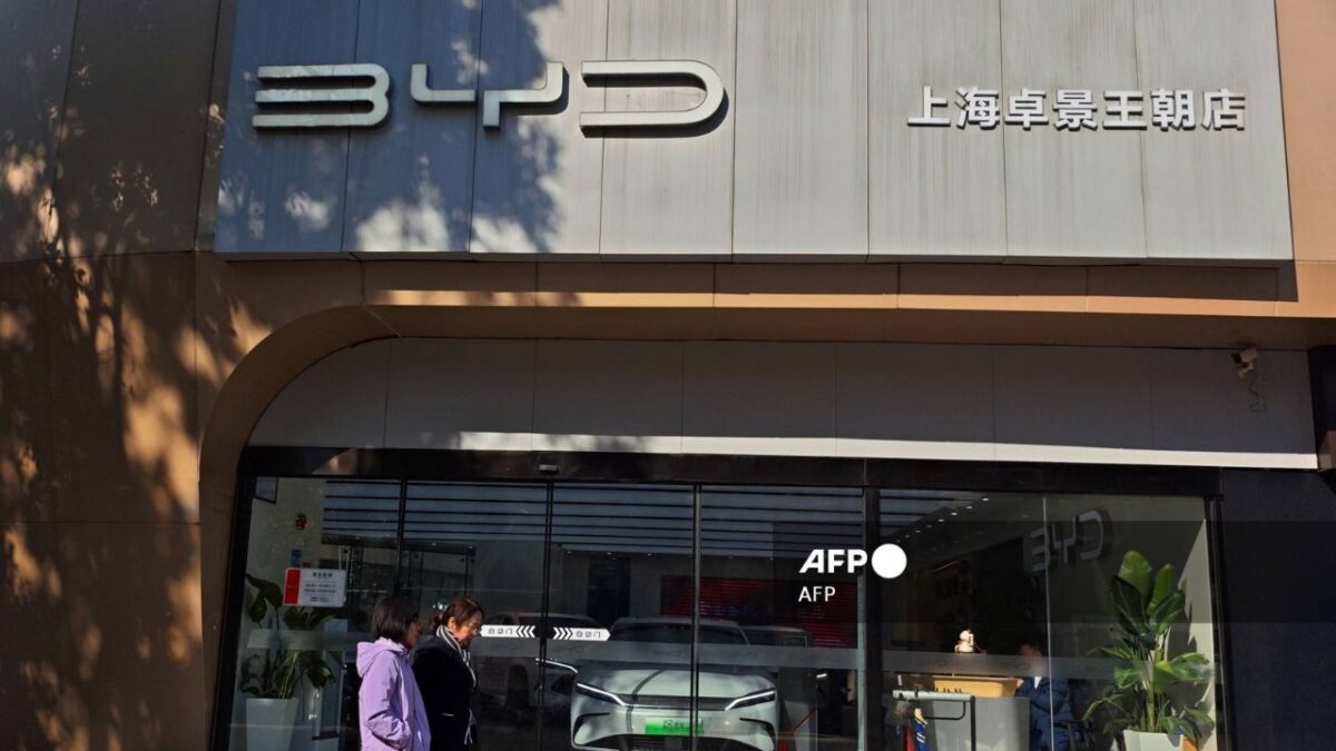 Las acciones de automóviles BYD subieron fuertemente el martes tras revelar planes de incorporar tecnología de conducción autónoma.