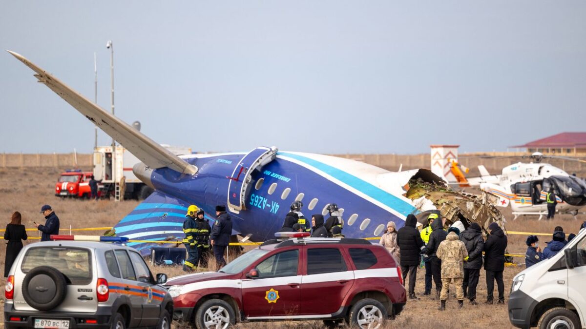 El vuelo de Azerbaijan Airlines, que se estrelló en diciembre en Kazajistán y dejó 38 muertos, probablemente haya sido dañado por "objetos externos", afirmaron este martes las autoridades.