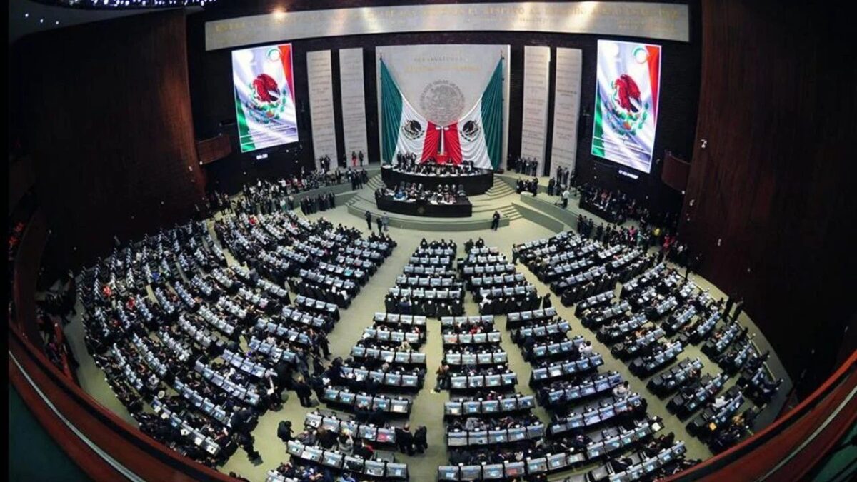 Diputados guardan minuto de silencio en memoria de Paquita la del Barrio