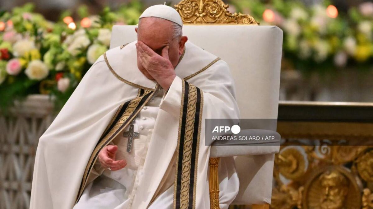 El Papa Francisco continúa hospitalizado.