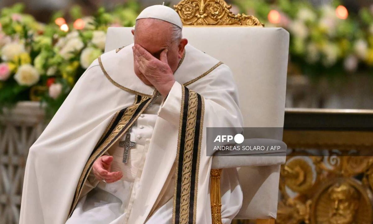 El Papa Francisco continúa hospitalizado.