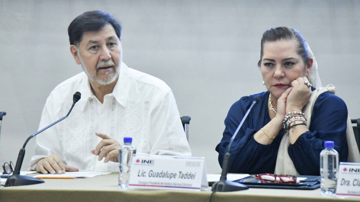 Gerardo Fernández Noroña, presidente de la mesa directiva del Senado de la República, y Guadalupe Taddei, consejera presidenta del Instituto Nacional Electoral, encabezaron el acto protocolario de entrega-recepción de los listados de las candidaturas para el Proceso Electoral Extraordinario para la elección de diversos cargos del Poder Judicial de la Federación 2024-2025.