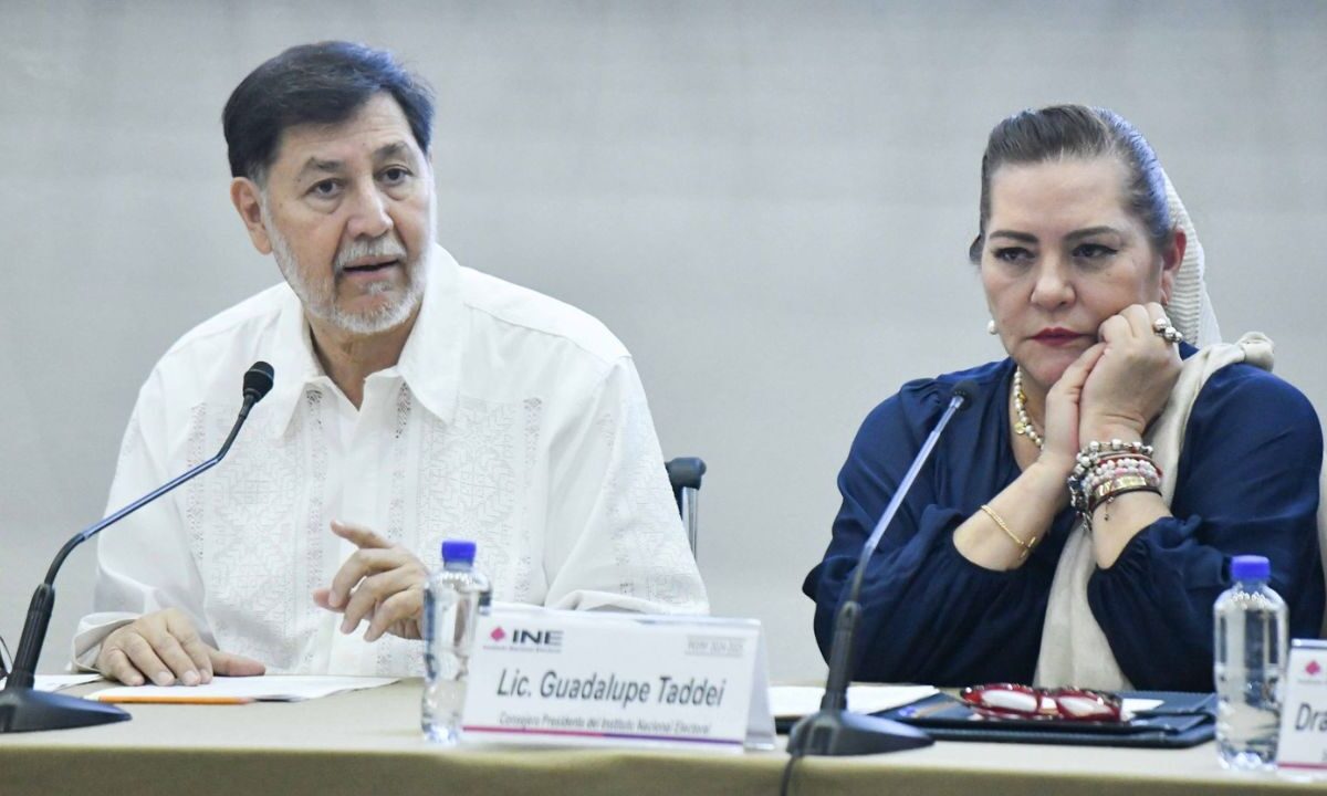 Gerardo Fernández Noroña, presidente de la mesa directiva del Senado de la República, y Guadalupe Taddei, consejera presidenta del Instituto Nacional Electoral, encabezaron el acto protocolario de entrega-recepción de los listados de las candidaturas para el Proceso Electoral Extraordinario para la elección de diversos cargos del Poder Judicial de la Federación 2024-2025.