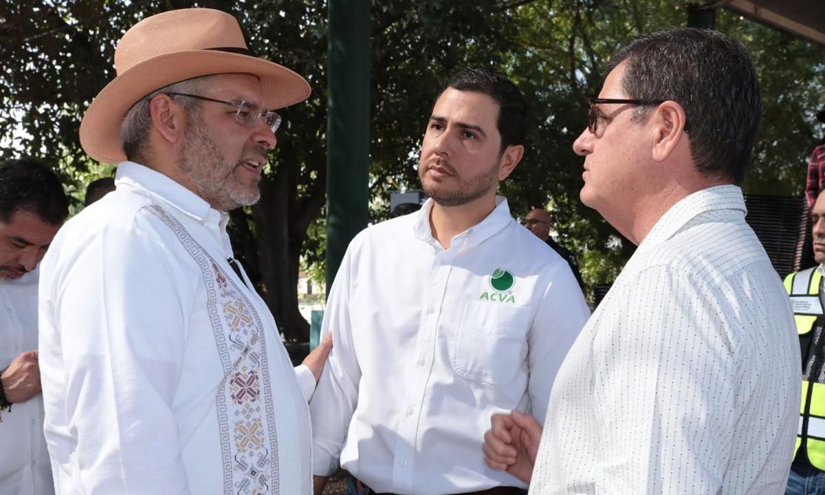 Ramírez Bedolla explicó que ocho toneladas del limón generan 2 mil 400 litros de jugo.