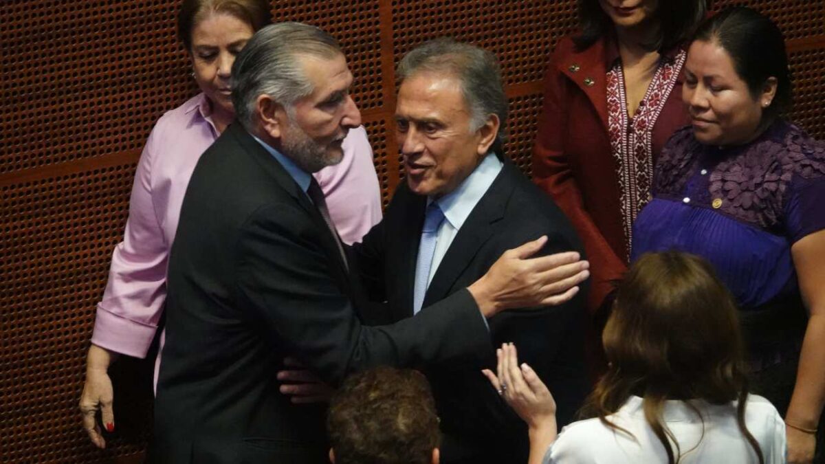 Miguel Ángel Yunes Linares llegó al Senado de la República acompañado de Adán Augusto López.