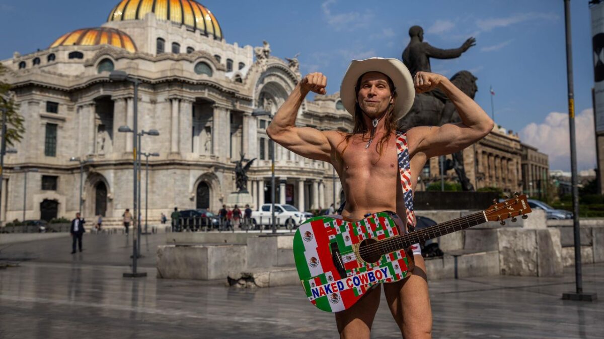 Naked Cowboy sorprendió a cientos de capitalinos con un nuevo recorrido por las calles del Centro Histórico de la CDMX.