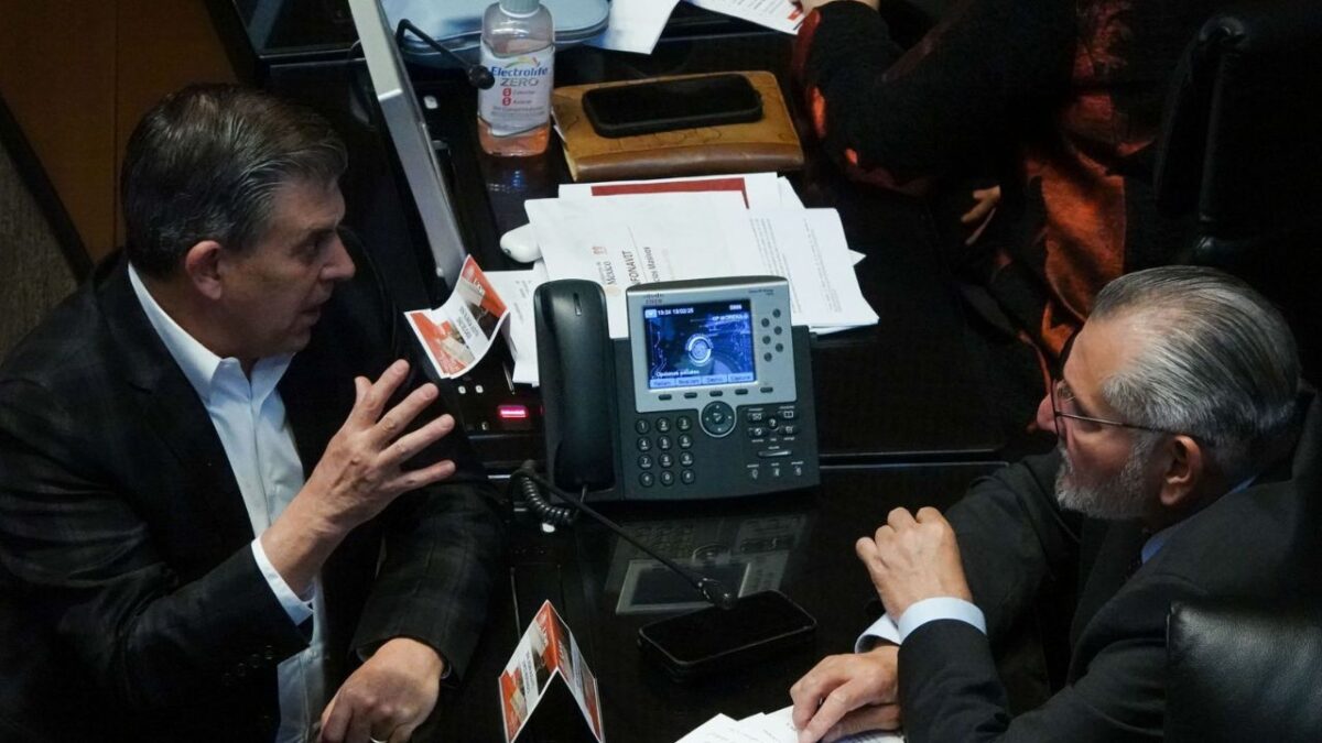 El senador morenista Ricardo Sheffield conversa con el coordinador Adán Augusto López