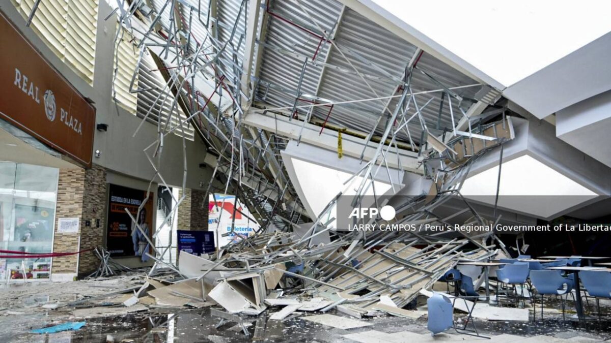Suman 6 el número de muertos tras el desplome de un techo en el centro comercial Real Plaza.
