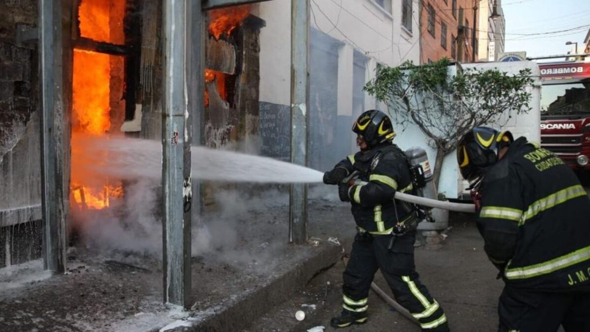 Un edificio abandonado en el Centro Histórico sufrió un fuerte incendio